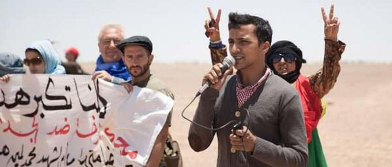 Abderraman Adelmonem, durante una protesta en el campo de refugiados de Tinduf.