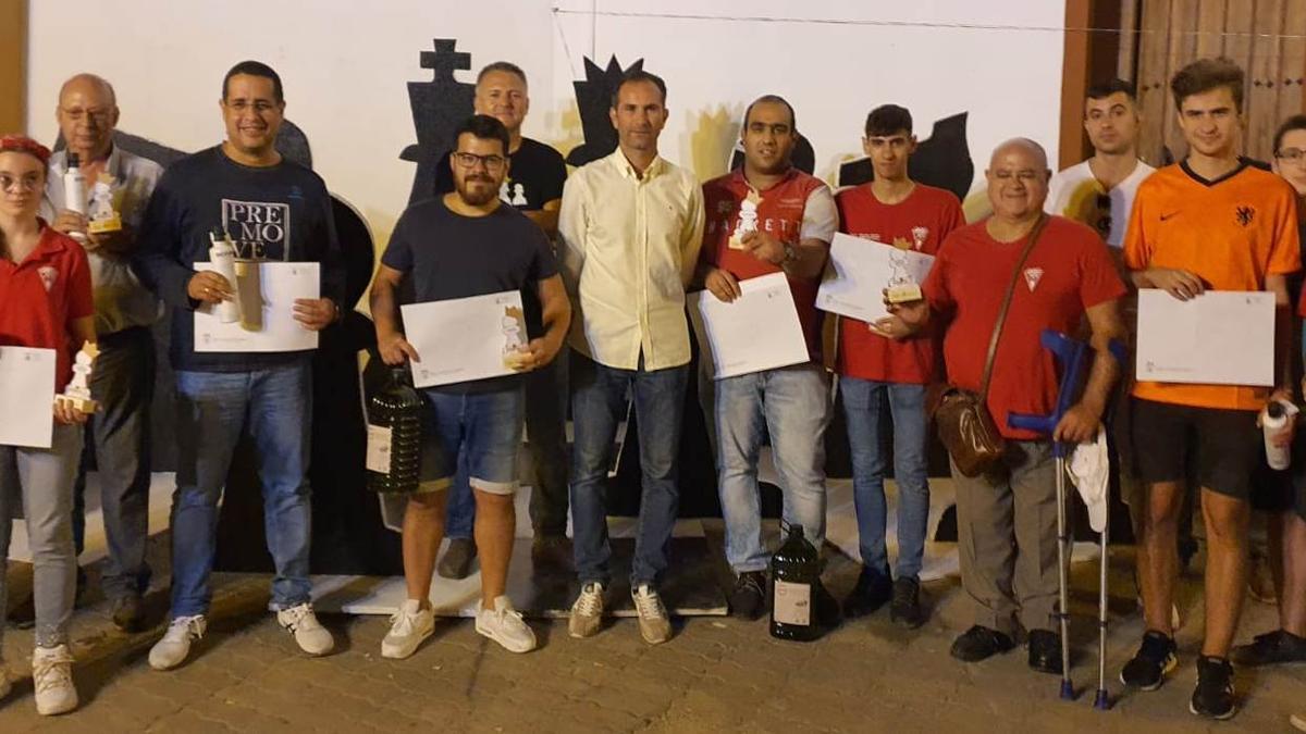 Autoridades y mejores clasificados en el torneo de ajedrez de Morente.