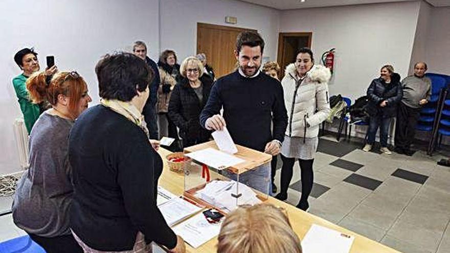 Antidio Fagúndez vota en la consulta a la militancia sobre el pacto con Unidas Podemos.