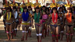 Mujeres indígenas participan en una jornada de protestas en Brasilia.
