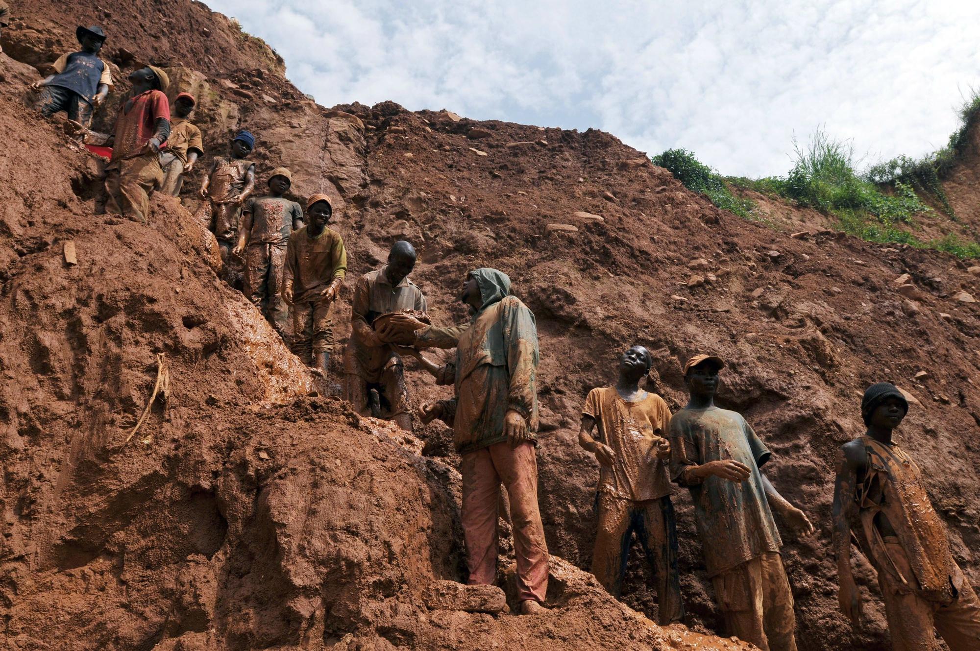 Nuestras baterías están manchadas de sangre: así es la explotación infantil  en las minas de cobalto del Congo