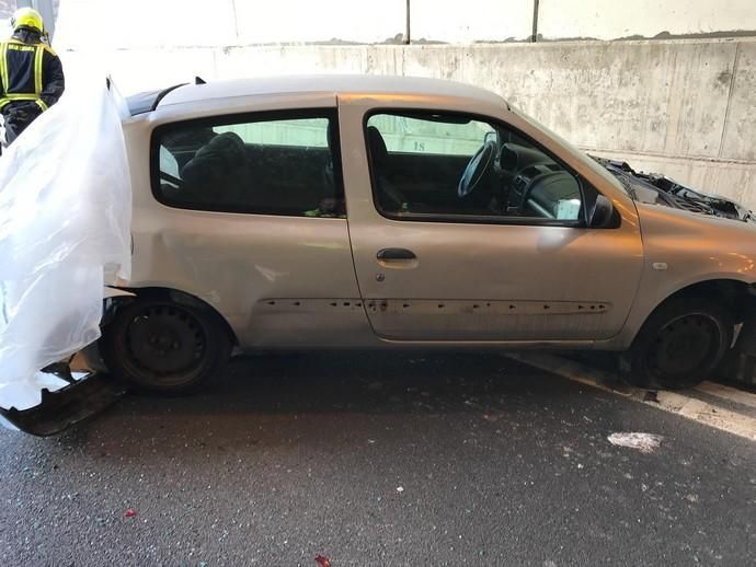 Un vehículo, destrozado tras sufrir un accidente en el túnel de Arguineguín