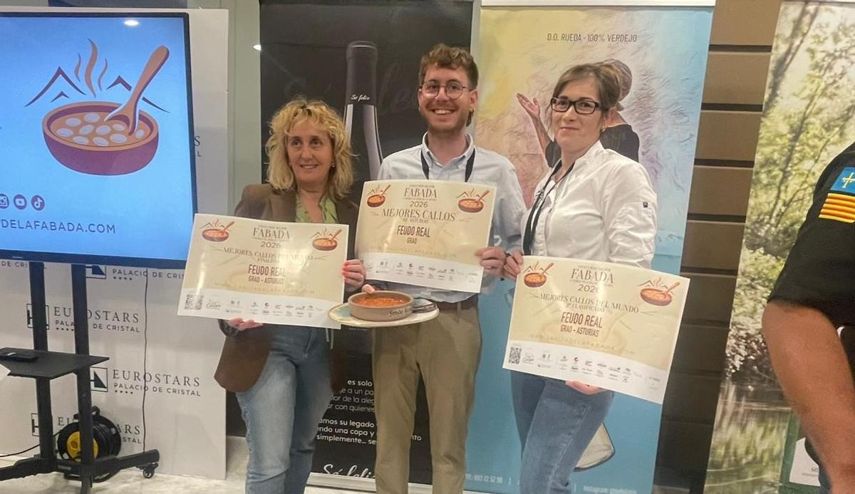 Por la izquierda, Flor Gancedo, Raúl Menéndez y Mika Petrehus, del equipo responsable de Feudo Real, este lunes, en Oviedo, con los diplomas acreditativos de los premios.