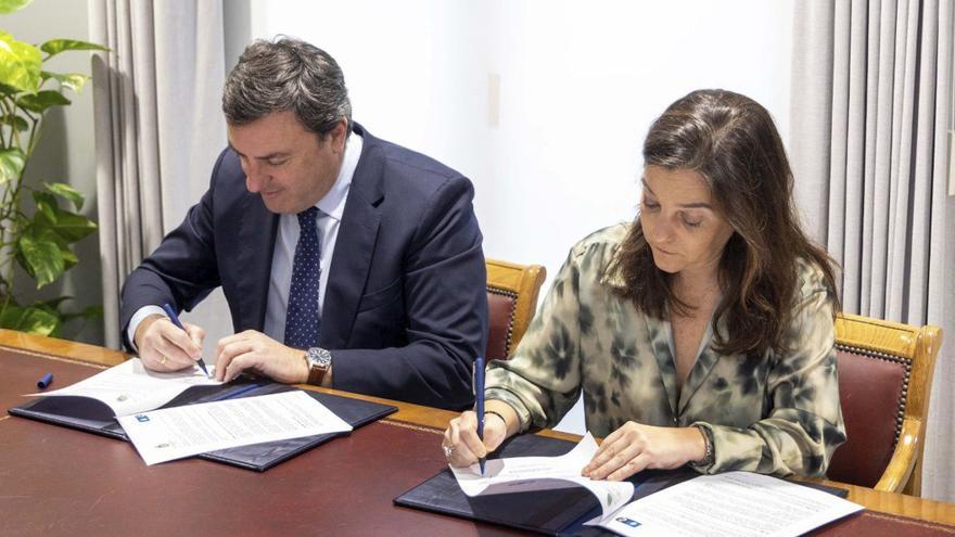 El presidente de la Diputación y la alcaldesa firman el nuevo convenio. | LOC