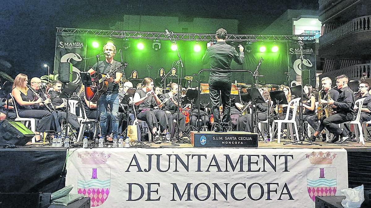 La Societat Musical Santa Cecília y el artista moncofense Gustavo Paradís protagonizaron el concierto de clausura del MAC.