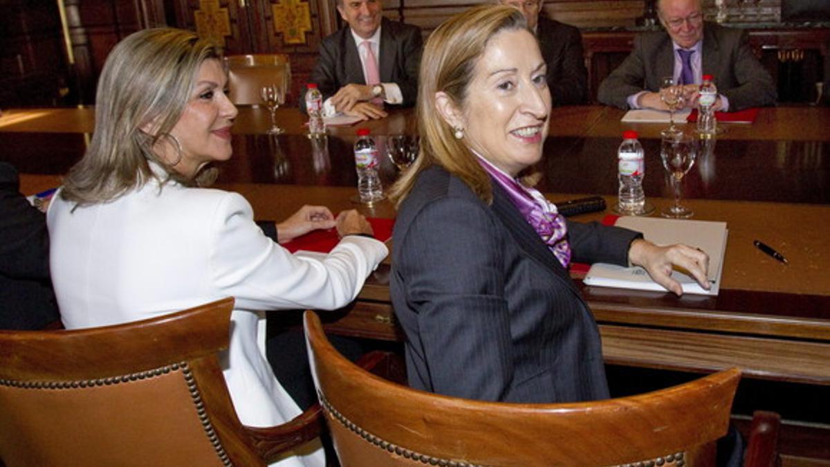 La delegada del Gobierno en Cataluña, María de Los Llanos de Luna, y la ministra de Fomento, Ana Pastor, durante la reunión celebrada en la delegación del Gobierno en Barcelona.