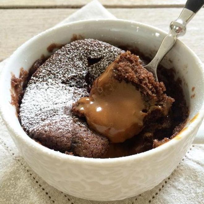 Bizcocho de chocolate con dulce de leche a la taza