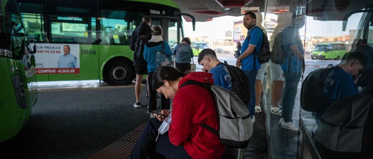 Pasajeros esperan la salida de la guagua en el Intercambiador de La Laguna.