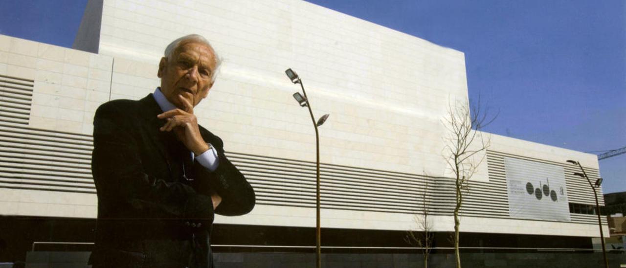 Juan Antonio García Solera frente al ADDA.