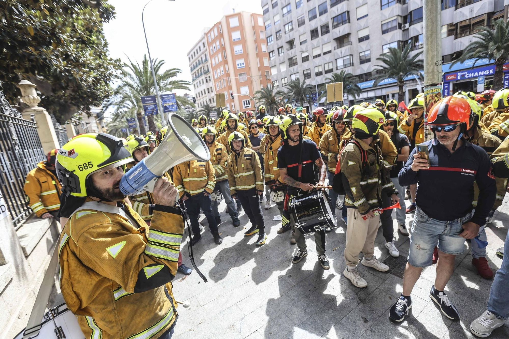 Protesta de los bomberos frente a la Diputación de Alicante