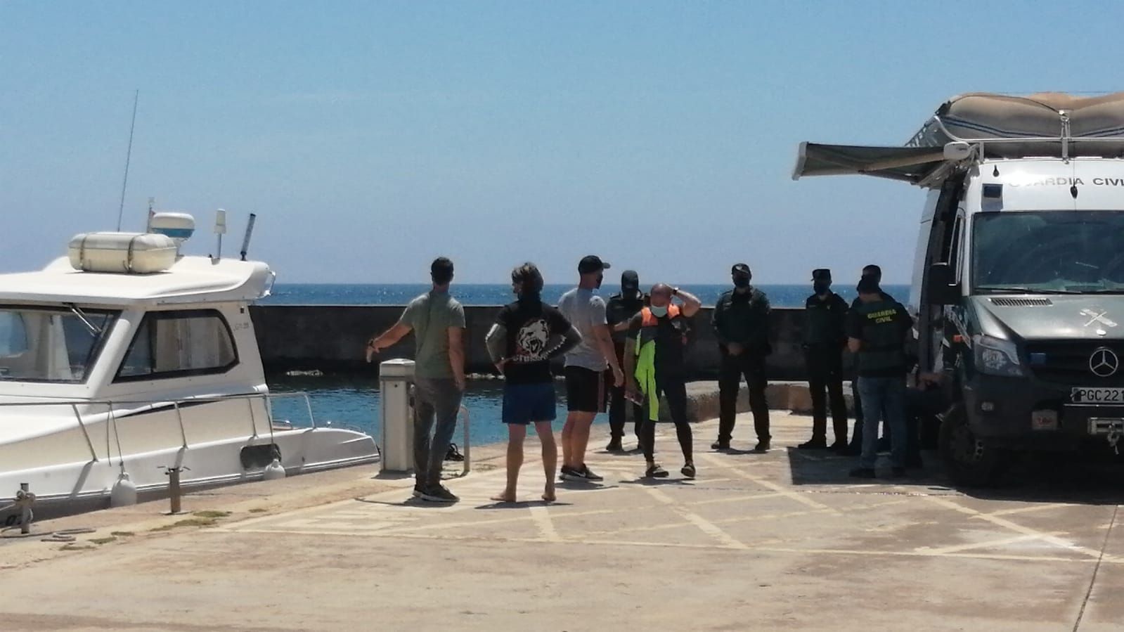 Despliegue a pie de playa en Cabo de Palos tras estrellarse una avioneta