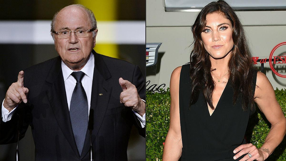 Joseph Blatter, expresidente de la FIFA, y la futbolista Hope Solo.