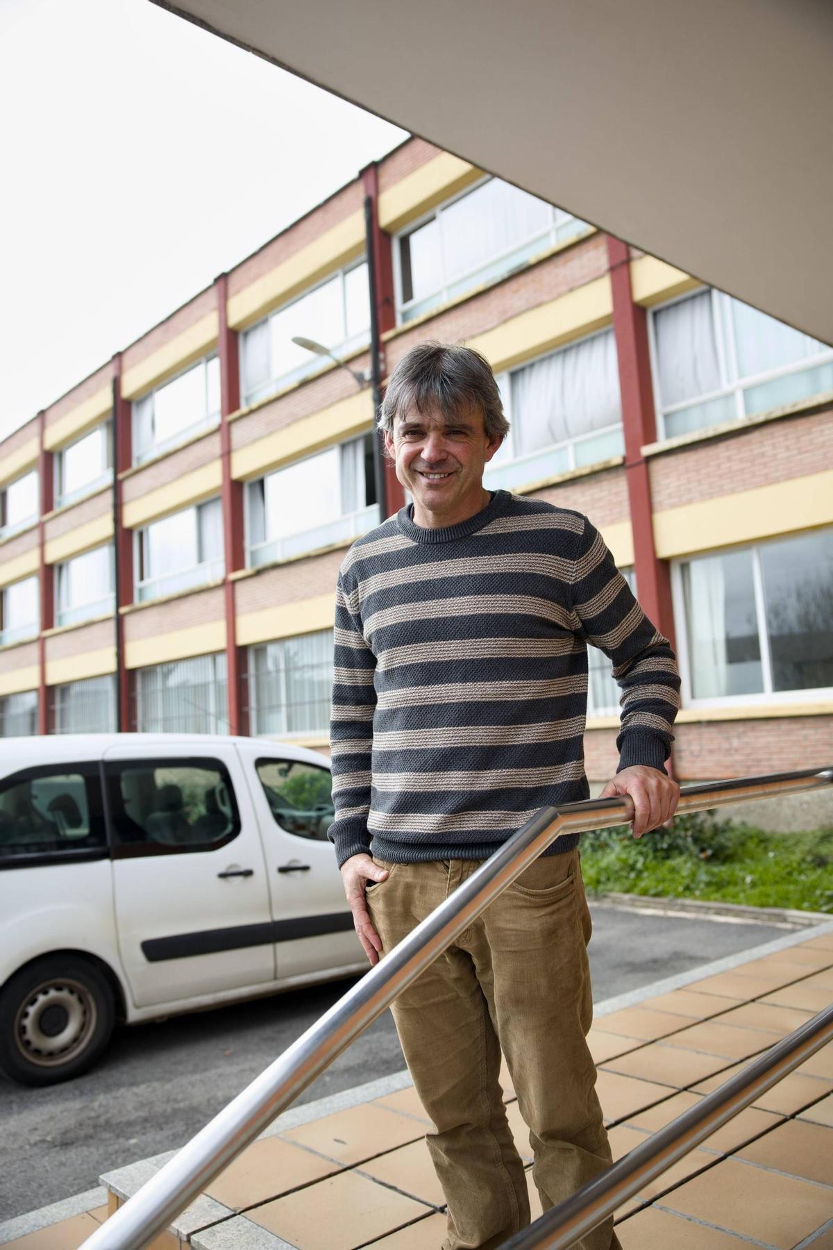 El director del instituto luarqués posa en la entrada del centro.