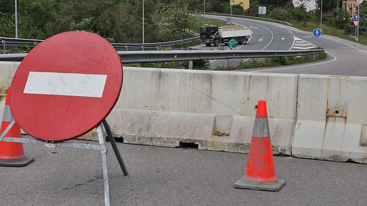 Detalle del corte de tráfico en el Corredor a la altura del enlace de Blimea.