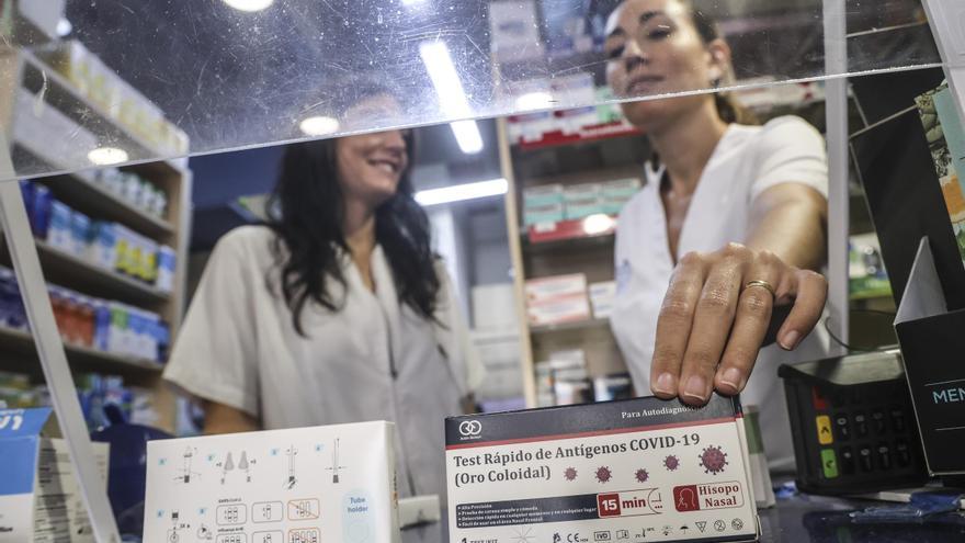 Los ingresos en los hospitales de la provincia de Alicante por covid caen a la mitad