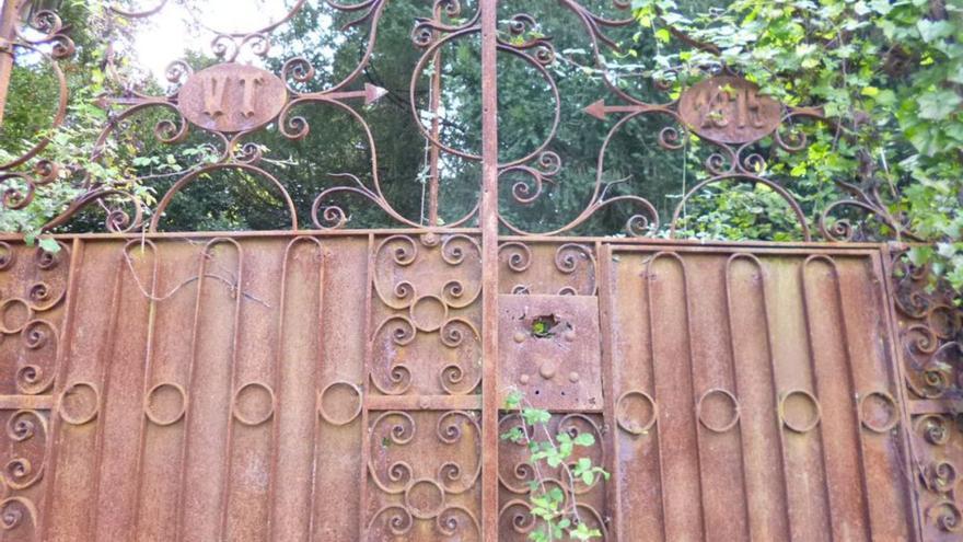 Puerta de hierro original de la finca, de 1875,que se restaurará. |   // I.R.