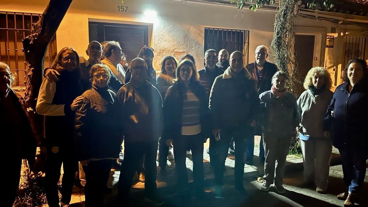 Los concejales socialistas Antonio Hurtado y Alicia Moya (cuarto y primera por la derecha), con vecinos de Cañero.
