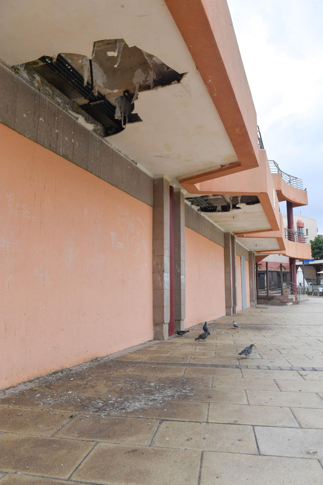 Centro comercial abandonado en La Garita (Telde).