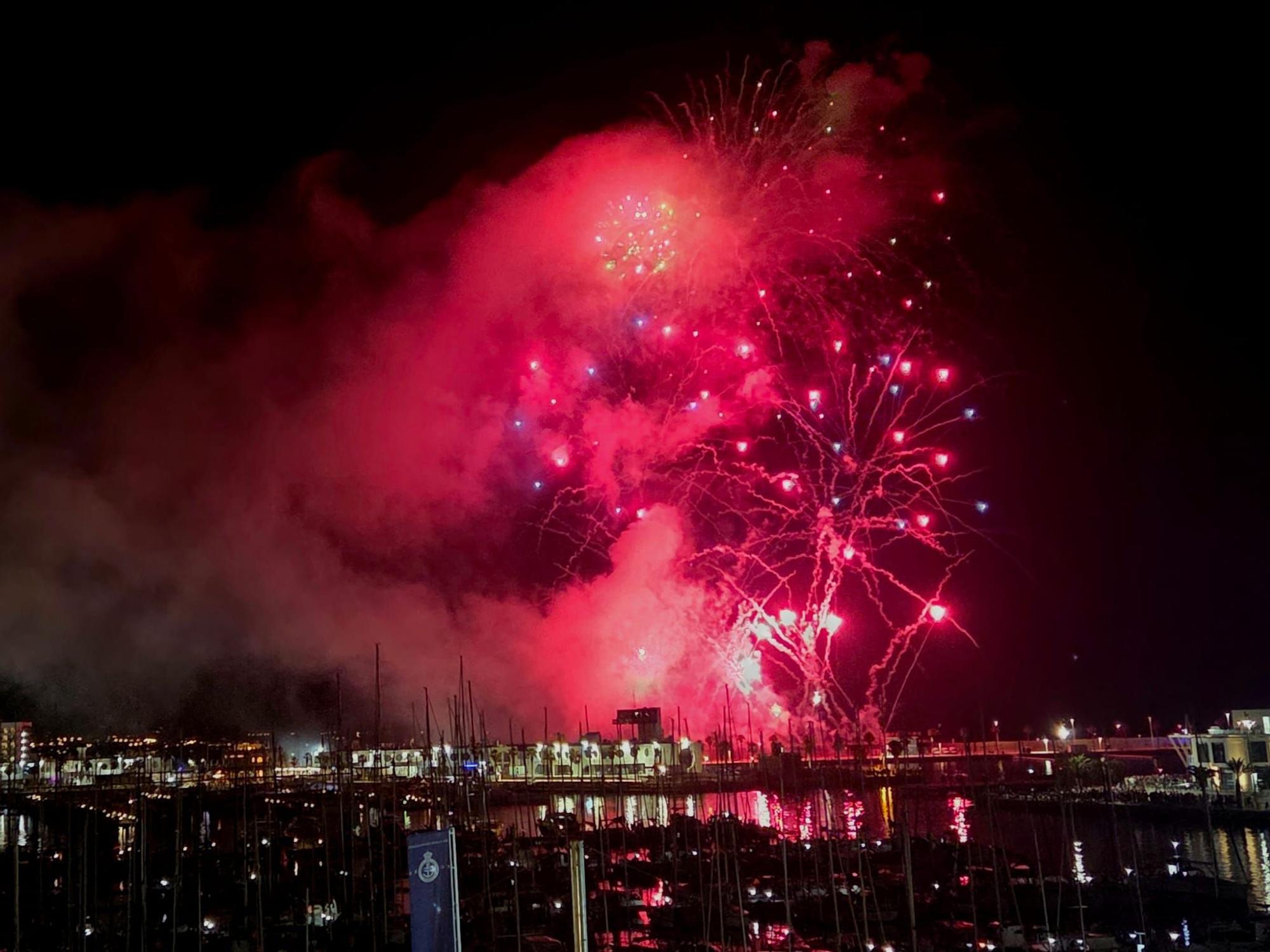 Los fuegos artificiales de Hermanos Ferrández incendian la noche alicantina