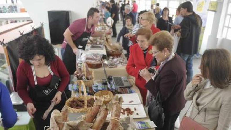 Puestos de venta de alimentos de la jornada SonDaquí en el mercado de San Agustín. / víctor echave