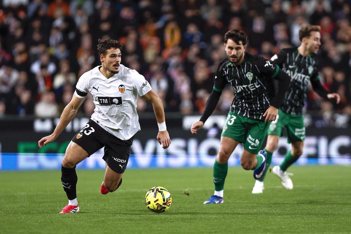 Ugrinic pelea un balón en Mestalla contra el Elche CF