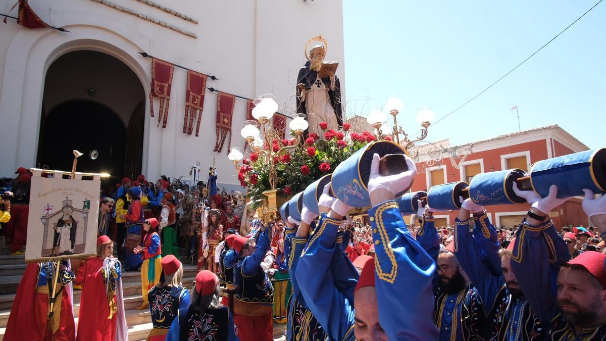 Los Marroquíes se han encargado este año de trasladar a San Antón en hombros en el segundo día de celebración.