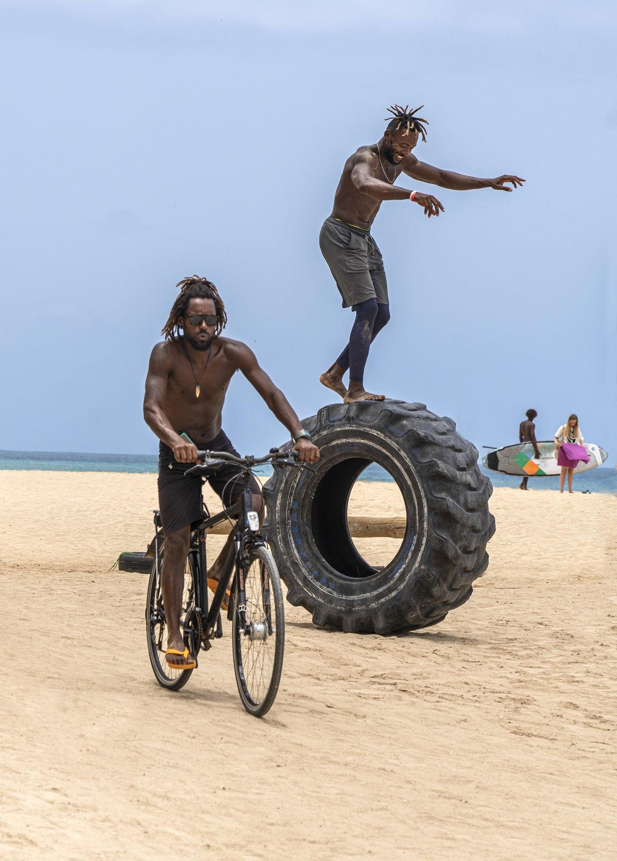 Haciendo equilibrios en la playa de Santa María (isla de Sal).