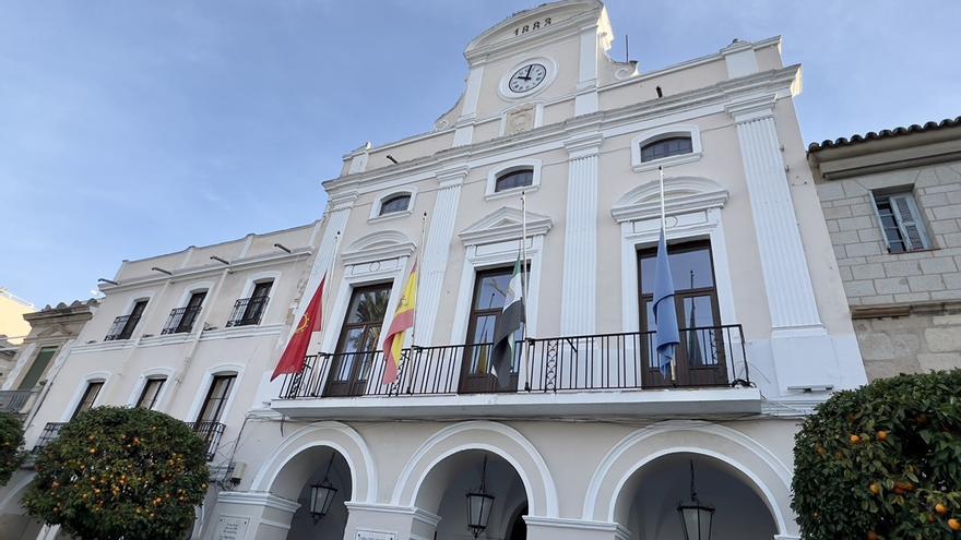 ¿Por qué se encuentran las banderas del Ayuntamiento de Mérida a media asta?