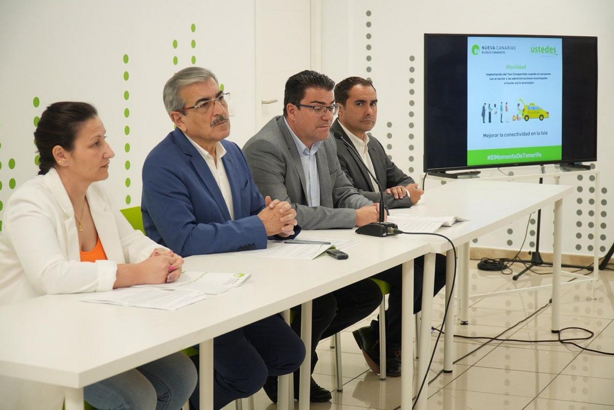 El candidato de Nueva Canarias a la Presidencia del Gobierno de Canarias, Román Rodríguez, presentando sus propuestas de transporte este viernes.