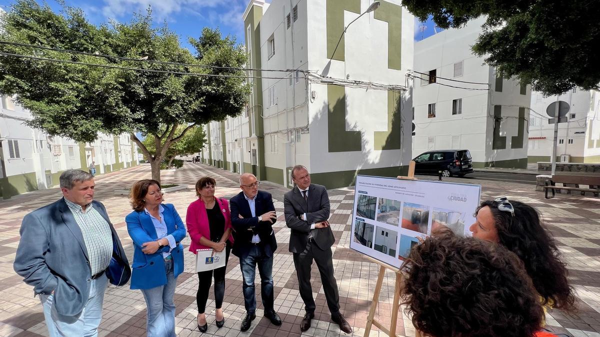 Imagen de la visita realizada este martes a las viviendas de Lomo Apolinario, en Las Palmas de Gran Canaria.