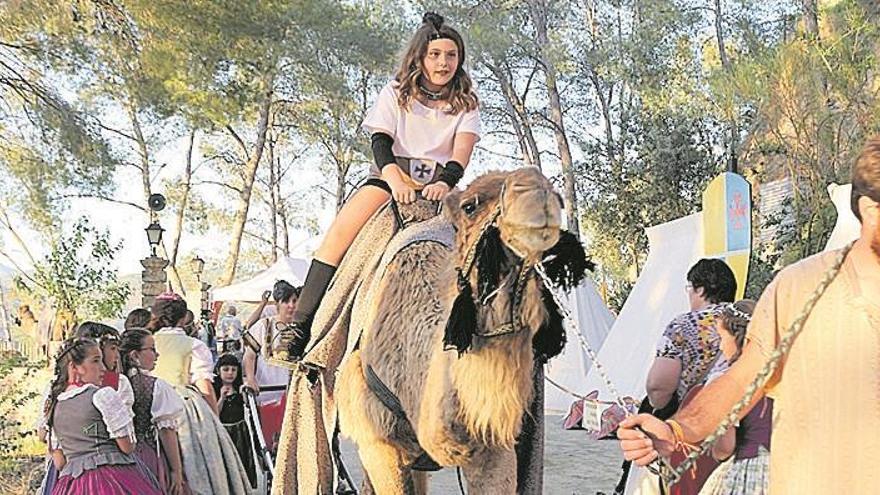 Personajes del ayer y animales en la feria medieval