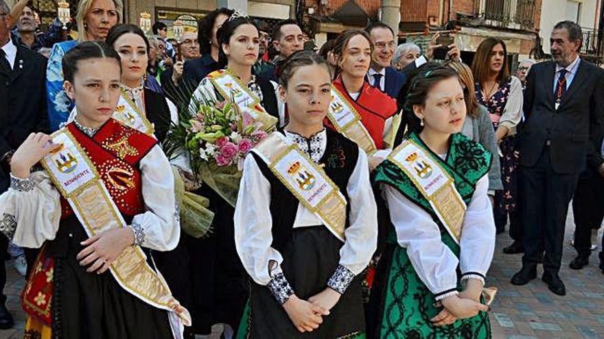 Representantes infantiles y juveniles, durante la procesión de la Veguilla.