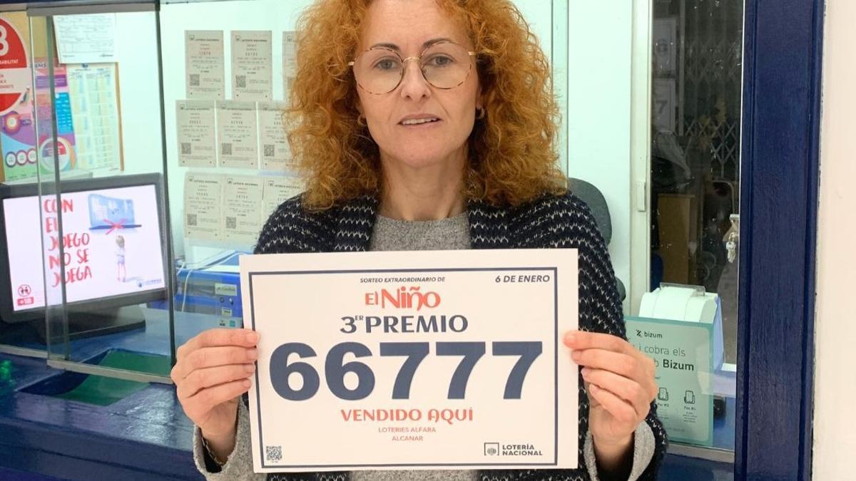Mònica Alvaredo, de la administración de Alcanar (Montsià) que ha repartido 100.000 euros este lunes.