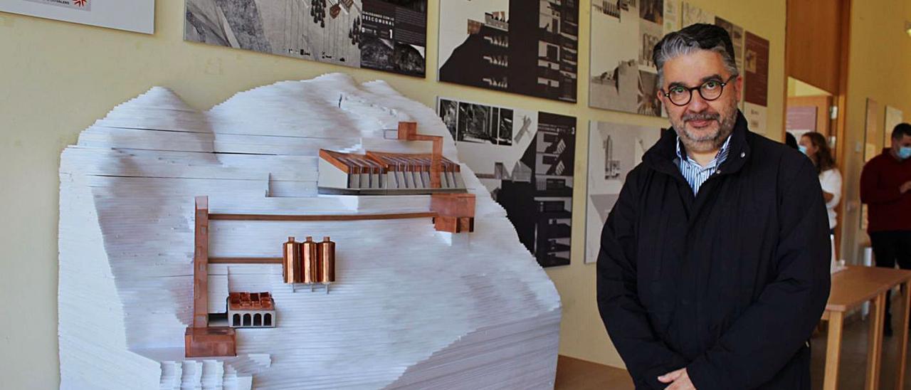 José Ramón Puerto, ayer, en Pesoz, con una de las maquetas elaboradas por sus alumnos. | T. Cascudo