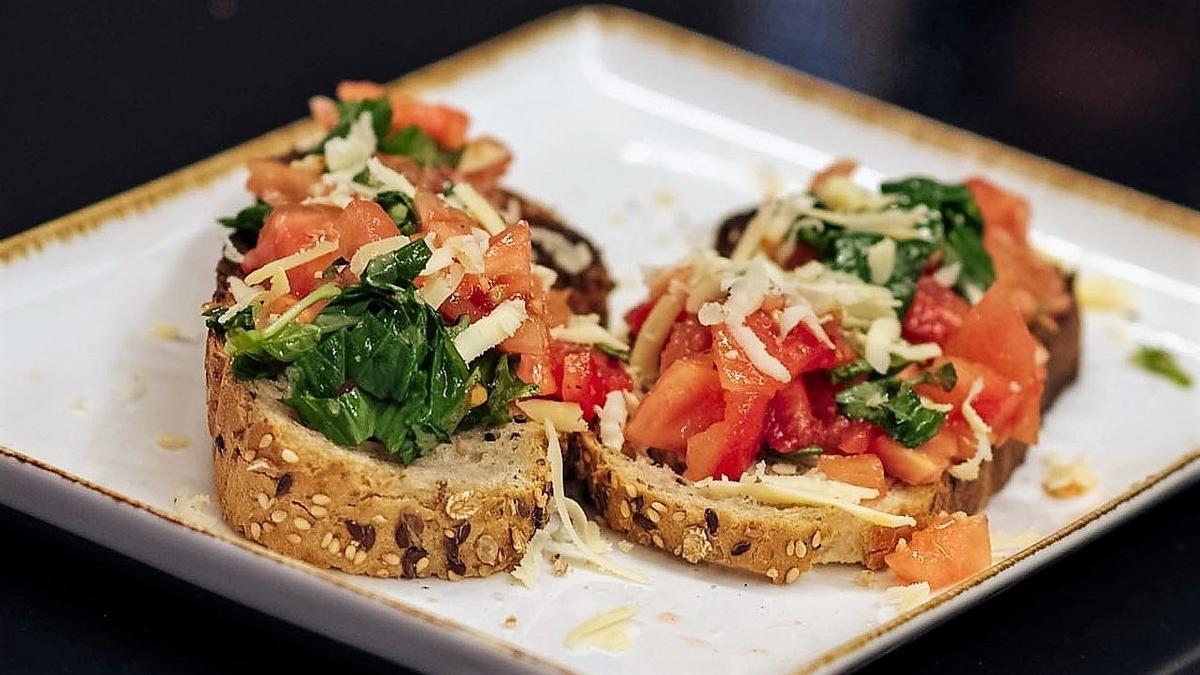 'Bruschetta' de semillas y queso D.O.P Mahón-Menorca de Estefanía Luyk.