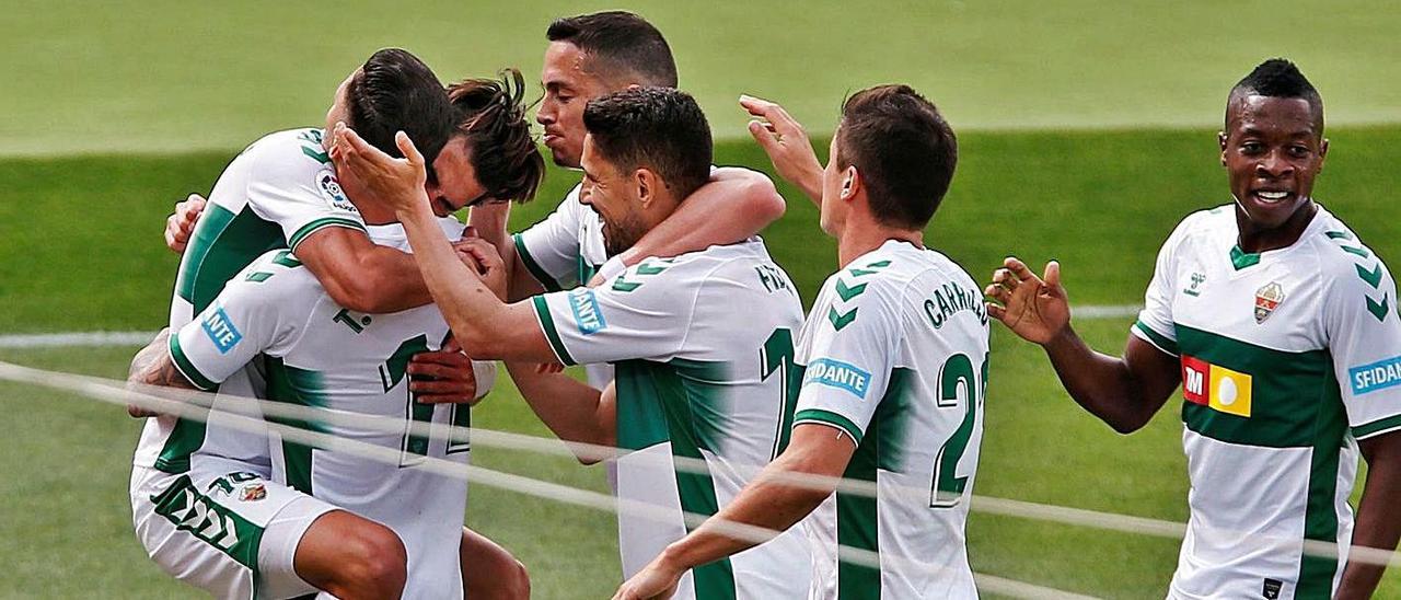 Los jugadores del Elche celebran el gol de Pere Milla en el Martínez Valero ante el Betis. |