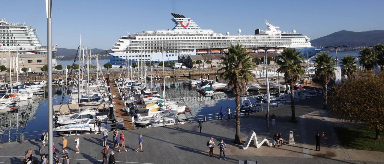 Turistas en verano en Vigo con una escala doble de cruceros. // Pablo Hernández Gamarra