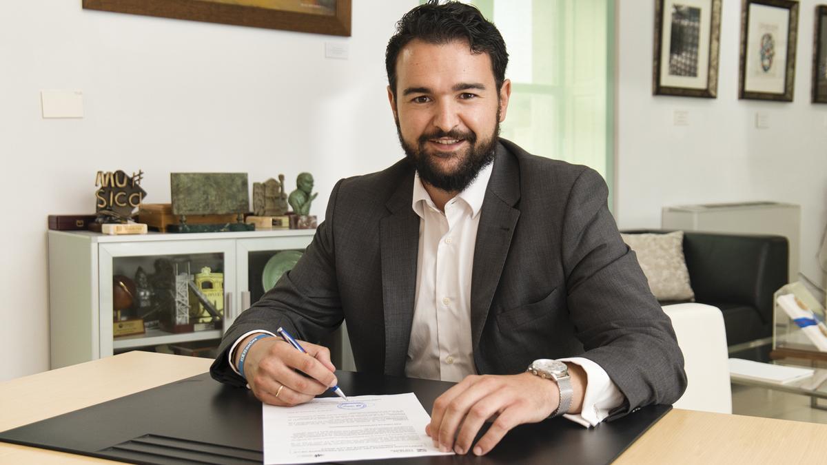 Joaquin Zapata firma el acta como presidente de la Fundación Cante de las Minas.