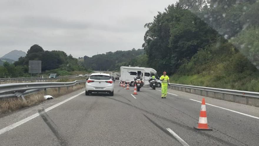 Un accidente genera retenciones en la Autovía del Cantábrico a la altura de Ribadesella