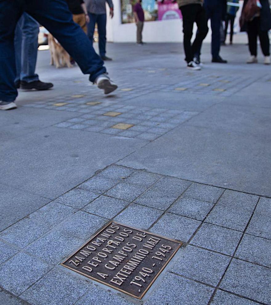 Placa que recuerda el homenaje. 