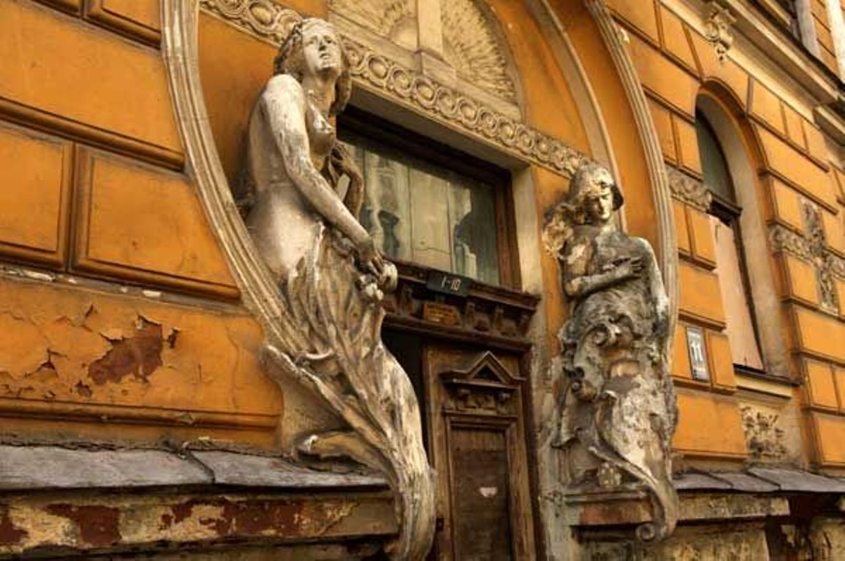 Figuras en la fachada de un edificio de estilo Art Nouveau en Riga.