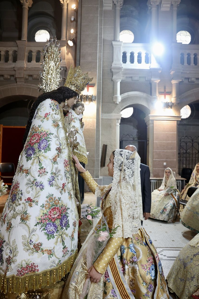 Así ha sido el Besamanos de las falleras mayores y cortes de honor 2025