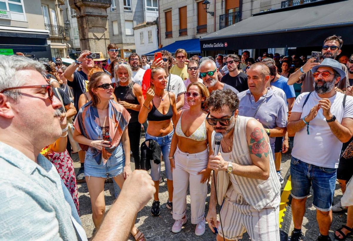 Joe Crepúsculo en medio del público en la plaza de O Castro para despedir esta edición.