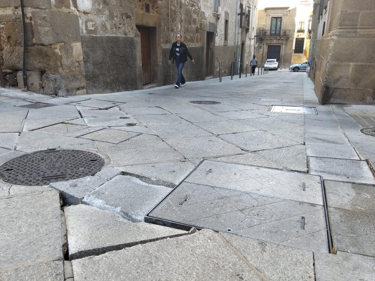 Pavimento en mal estado en la calle Los Quesos de Plasencia.