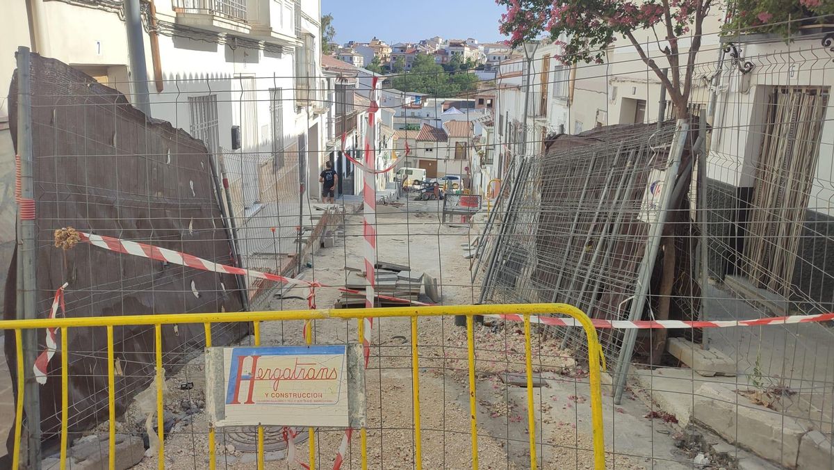 Vista de las obras en la calle Alarcones de Baena, en imagen de este jueves.