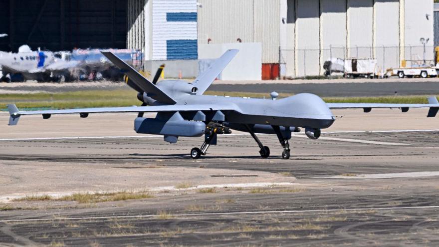 Un dron militar nord-americà MQ-9 Reaper, a l’aeroport Rafael Hernández de Puerto Rico, dilluns. | MIGUEL J. RODRÍGUEZ CARRILLO / AFP