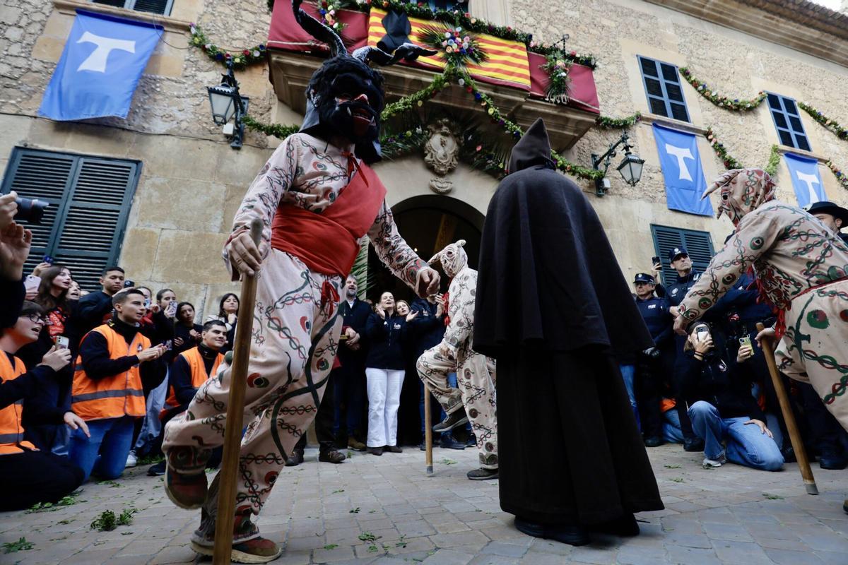 Un Sant Antoni amable y respetuoso llena Manacor de fiesta y humo