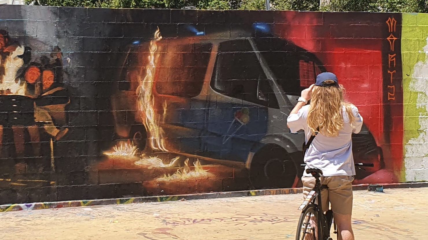 Mural polémico en el parque de las Tres Xemeneies. FOTO Alex R Fischer