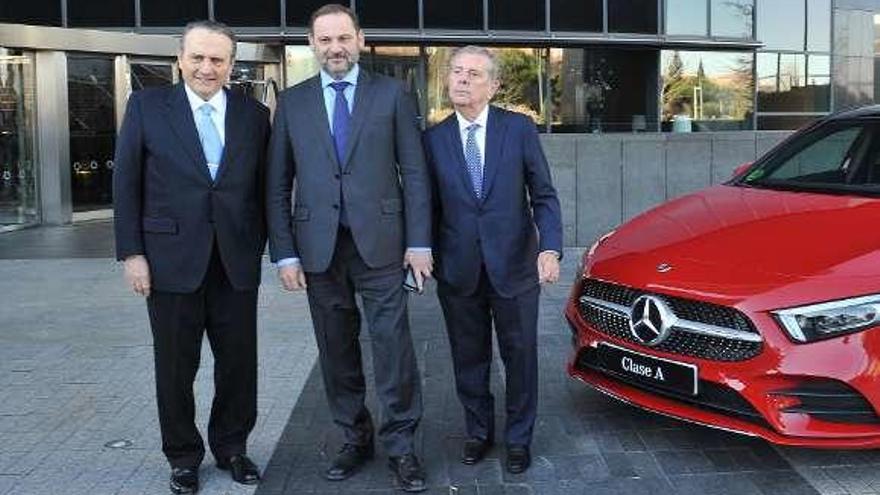 Javier Moll, José Luis Ábalos y Javier Godó junto al Coche del Año de los Lectores 2019.