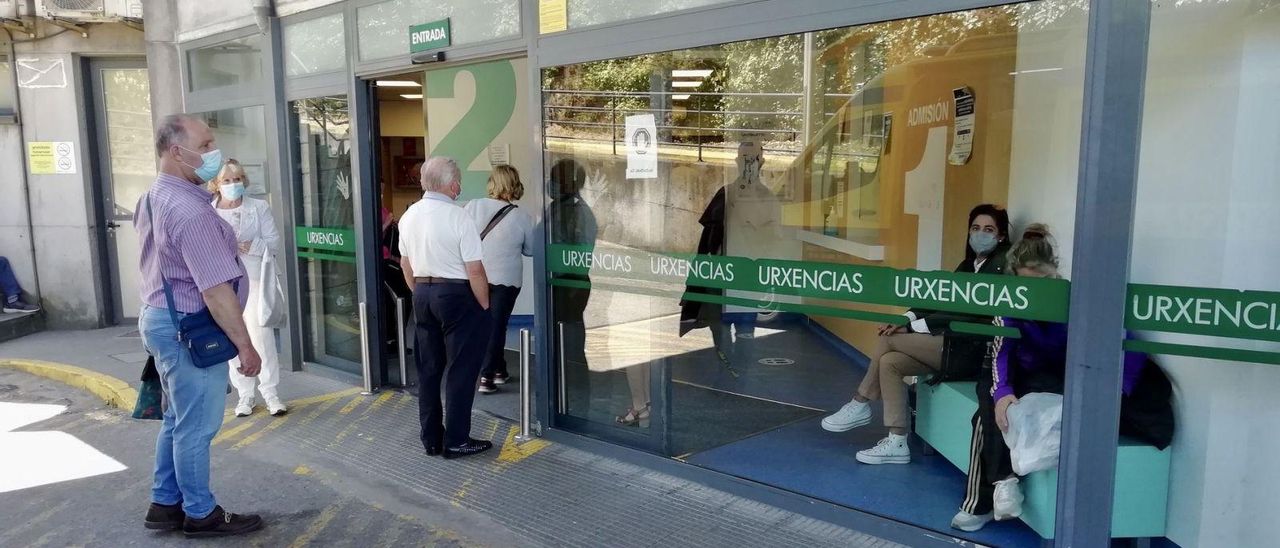 Pacientes y familiares aguardan en el exterior y la entrada de Urgencias del Hospital Montecelo. | // RAFA VÁZQUEZ